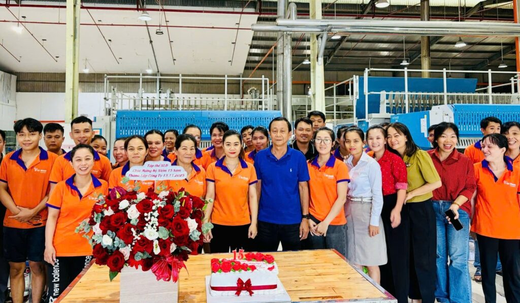 Ban Giám đốc và tập thể người lao động chụp ảnh kỷ niệm 15 năm thành lập Công ty
