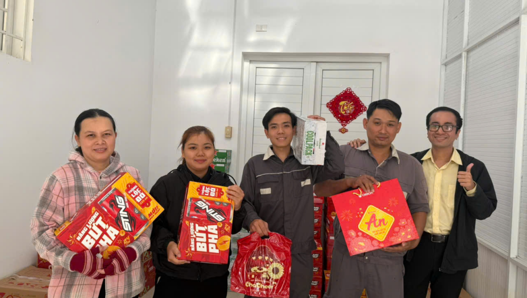 Các phần quà được gửi tận tay người lao động