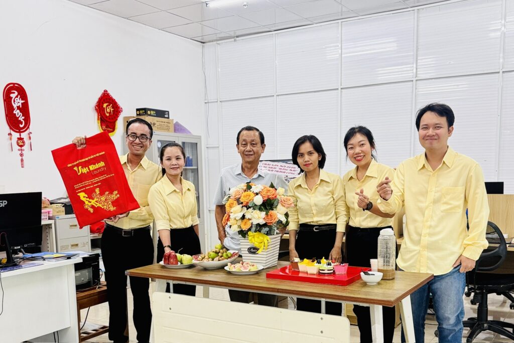 Ban lãnh đạo và bộ phận Văn phòng chào năm mới 2026